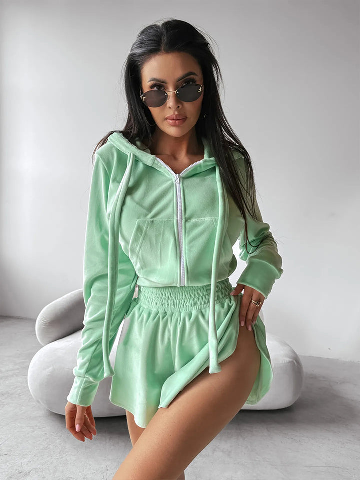 Kvinnors sportiga hoodie och shorts-set gjort av mjuk fleece med hög bärkomfort Skjora