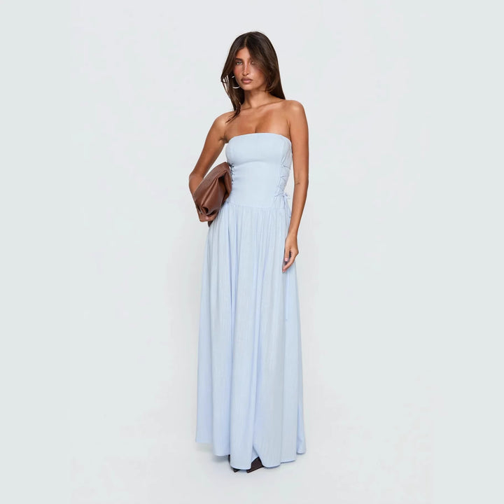 Damer maxi-kjole med off-shoulder design og sidesømsdetaljer med volanger Skjora