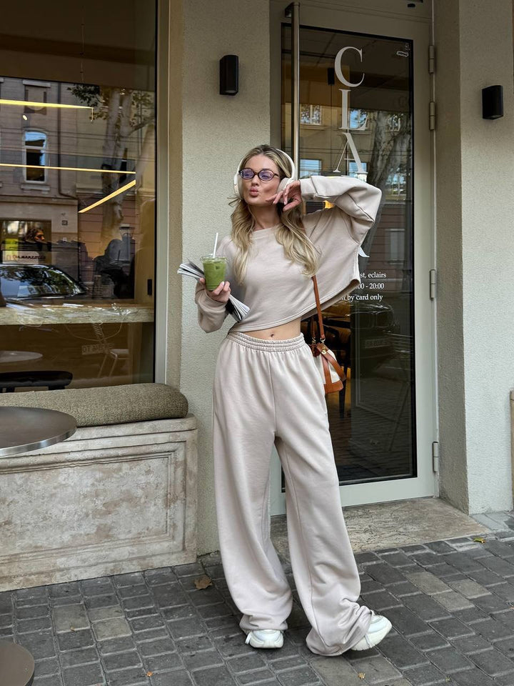 Kvinnes loungewear-sett med en løs passform og komfortabel topp Skjora