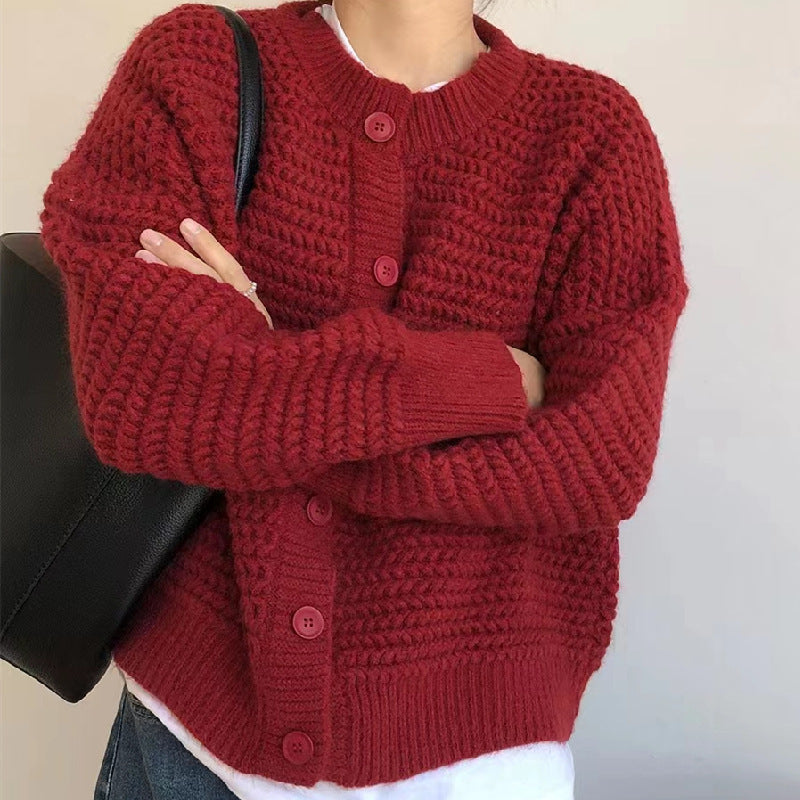 Damer Cozy Cardigan med intrikate kabelmønster og store knapper Skjora