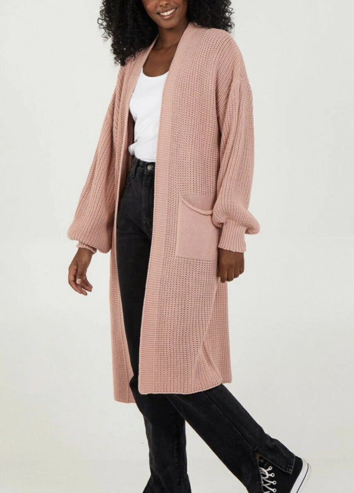 Kvinne strikket kåpe i uformell oversized design Skjora