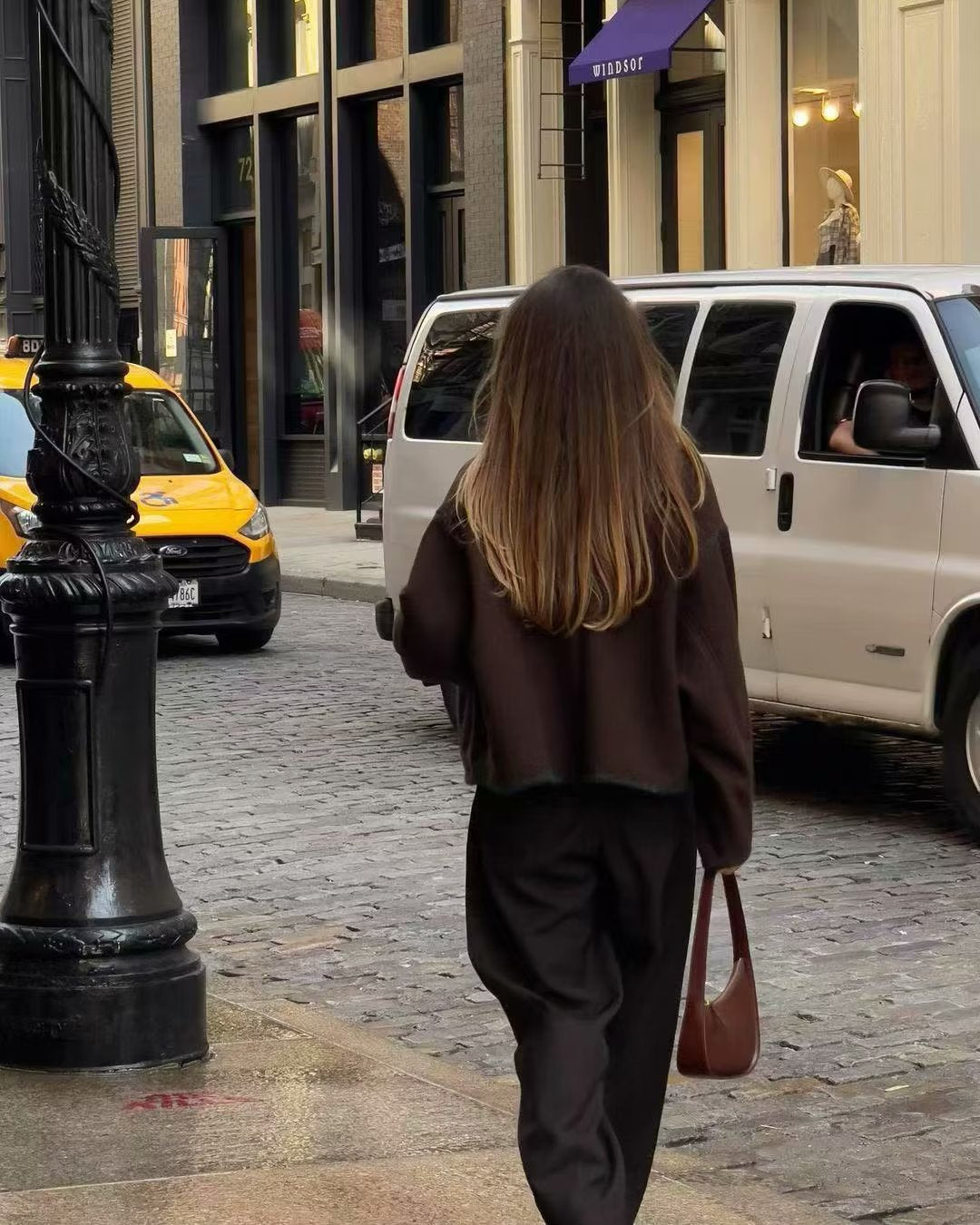 Kvinne Fashion Jakke med Elegante Knappe Detaljer og Kontrast Sømmer Skjora