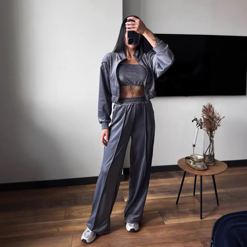 Kvinnes loungewear sett laget av luksuriøs velur med kort jakke og brede bukser