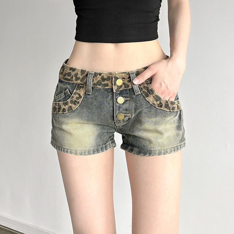 Dame shorts i moderne leopardmønster med dekorative knappdetaljer Skjora