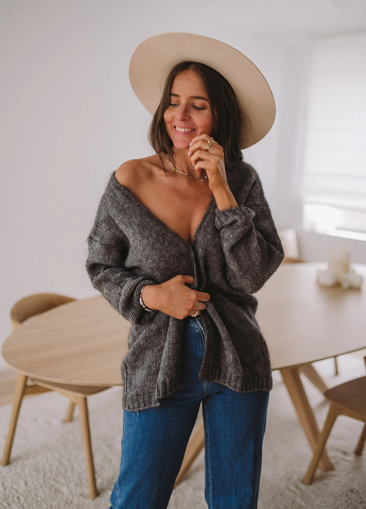 Kvinne cozy oversized genser med dyp V-hals og myk tekstur Skjora