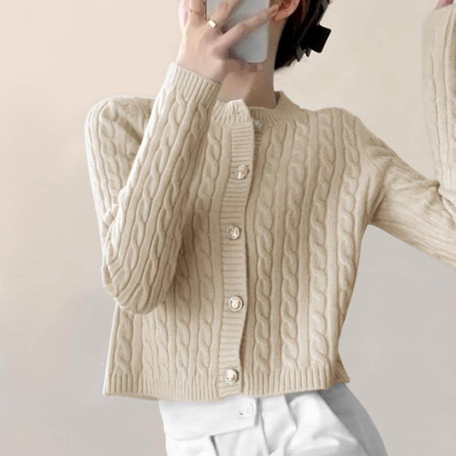 Kvinnens chunky strikk cardigan med knappeåpning og vakkert kabelmønster Skjora