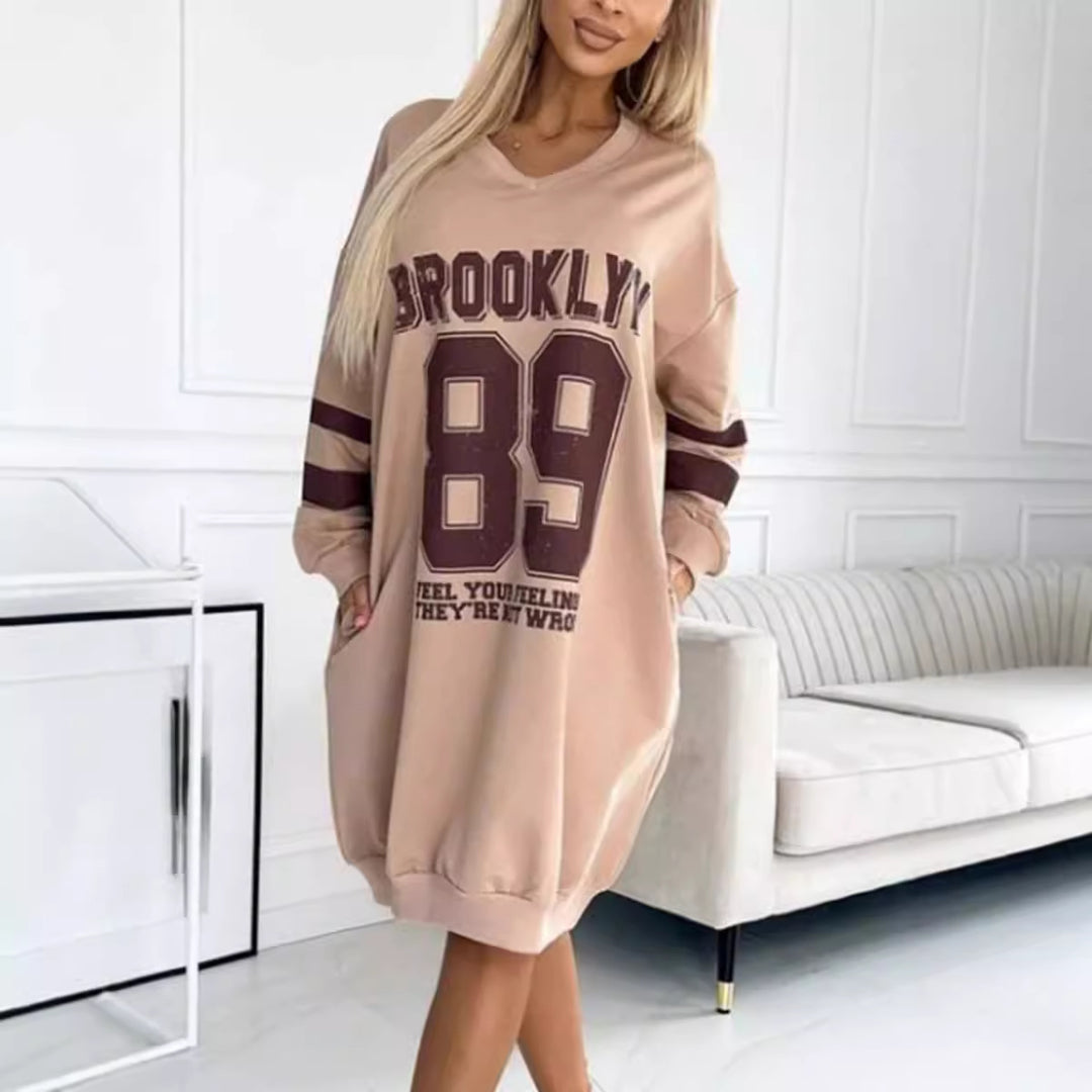 Kvinners oversized casual kjole i sportstil med V-hals Skjora