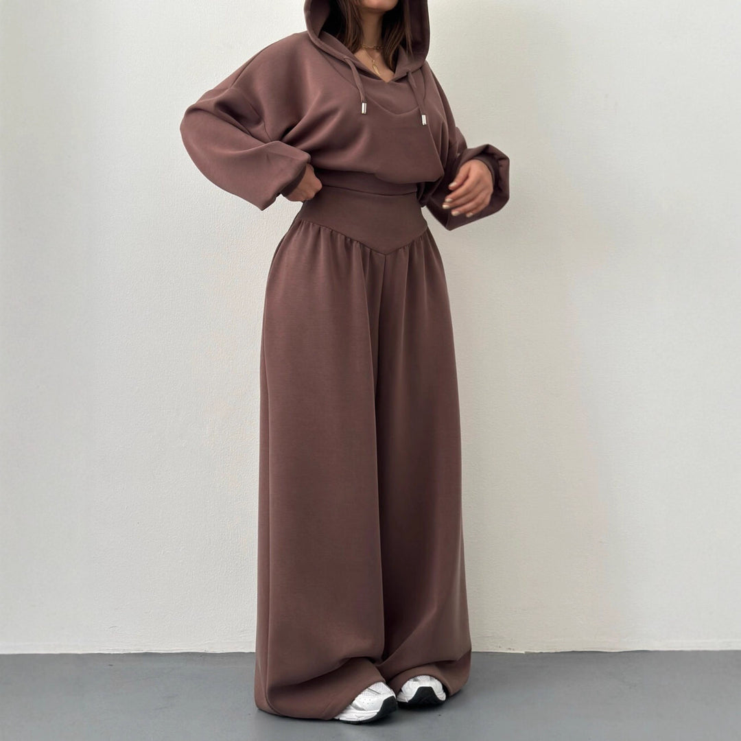 Kvinners avslappede sport loungewear-sett med kortet hettejakke og vide bukser Skjora