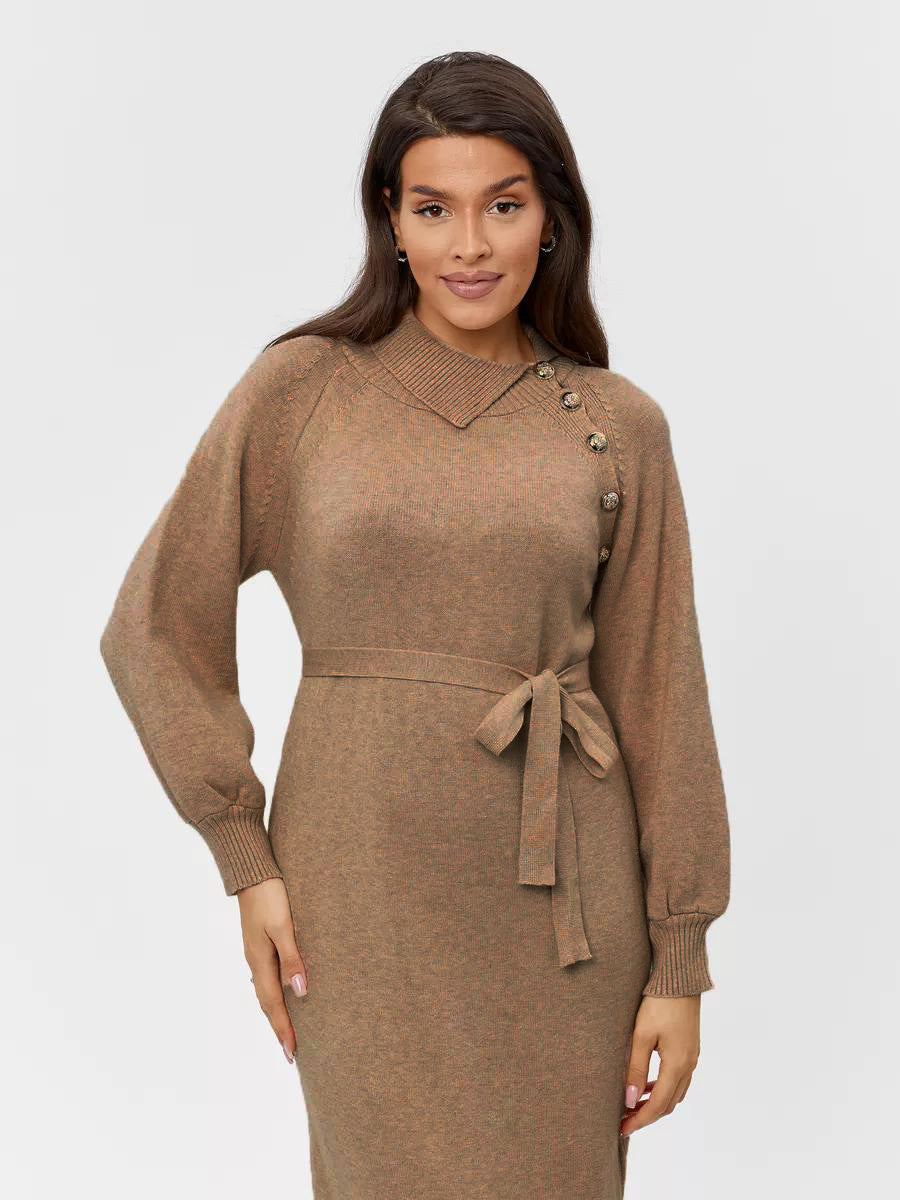 Kvinnens strikkede kjole med belte og knappedetaljer Skjora