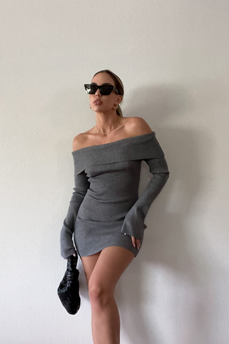 Dame figurvennende, off-shoulder strikkjole med lange ermer Skjora