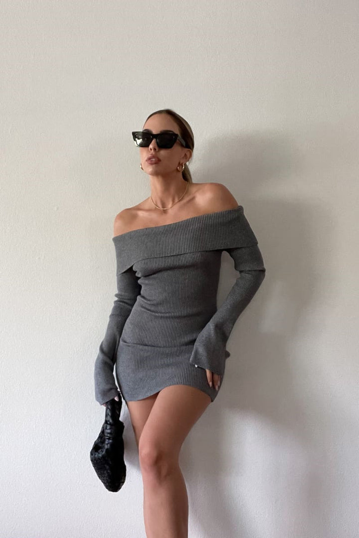 Dame figurvennende, off-shoulder strikkjole med lange ermer Skjora