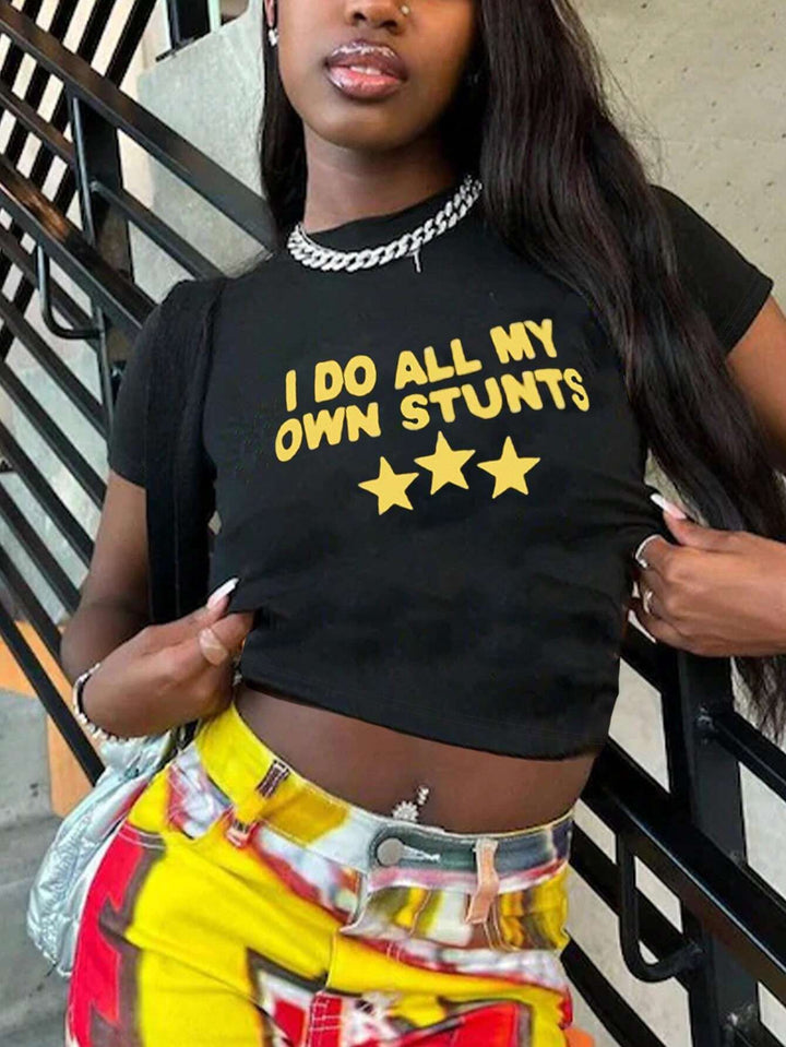 Dame Crop-Top med kreativ grafisk design og moderne skrift Skjora