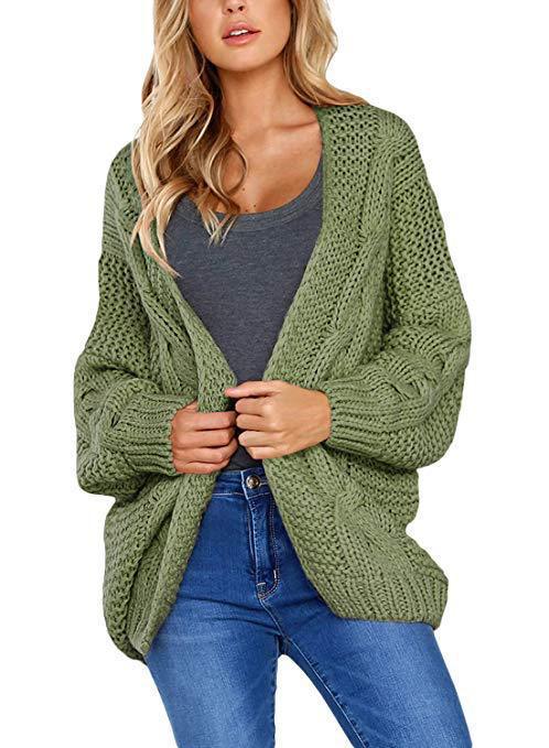 Kvinnelig chunky strikket cardigan med elegant kabelmønster og løs passform Skjora