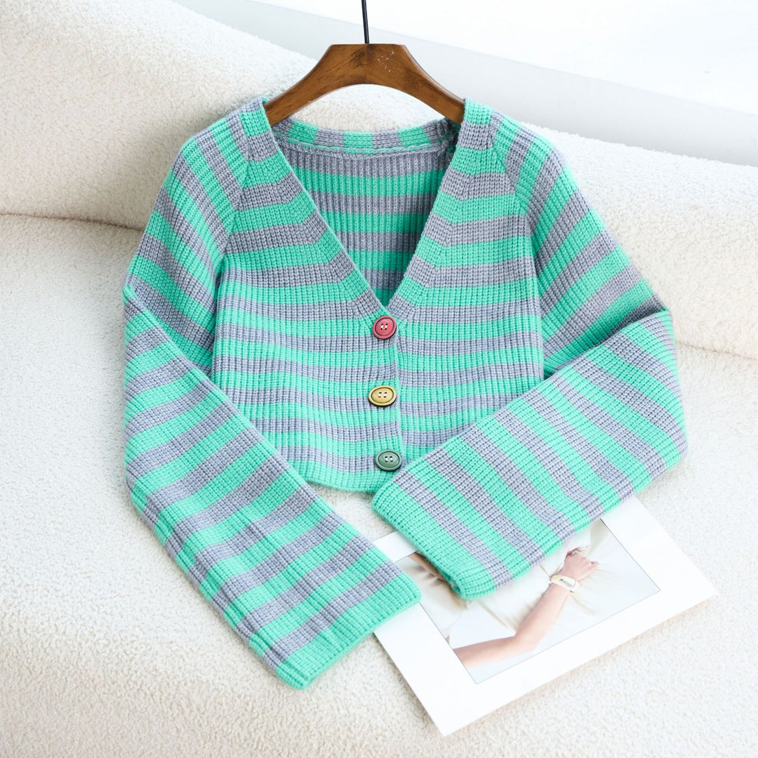 Kvinne kort cardigan med fargerike knappdetaljer og moderne design Skjora