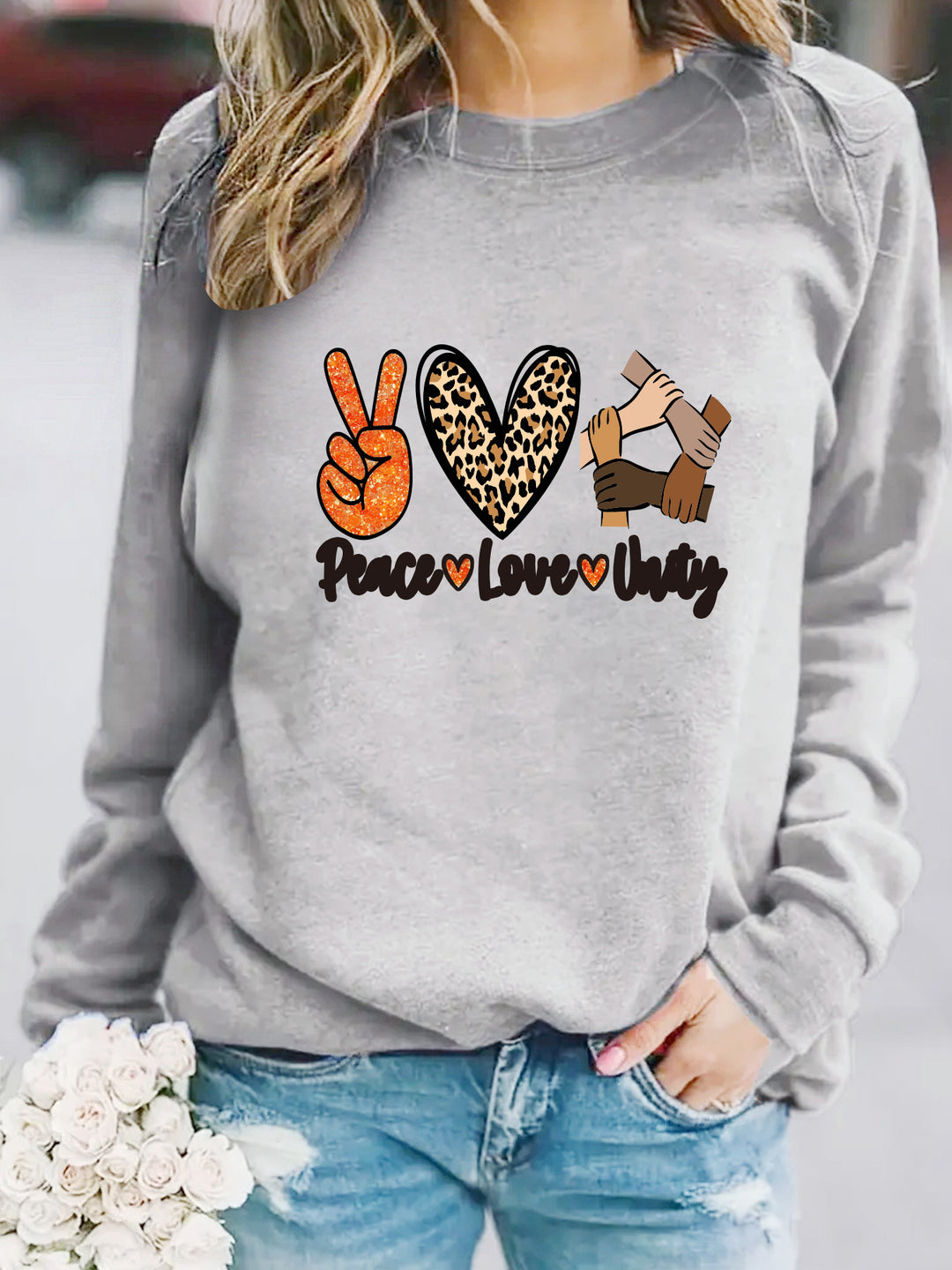 Kvinnegenser med kreativt Peace, Love & Unity-design Skjora