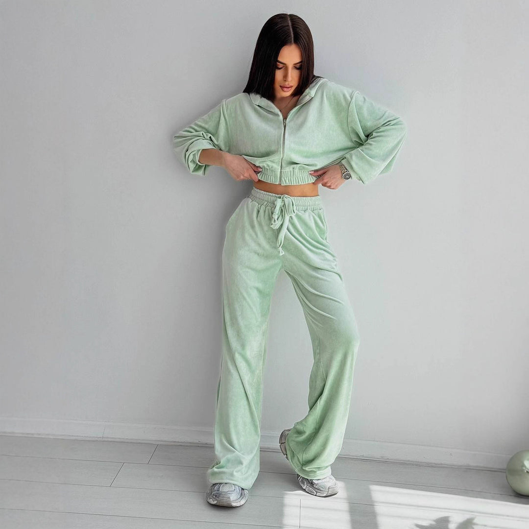 Kvinnelig elegant velour lounge-sett med cropped jakke og vid passform Skjora