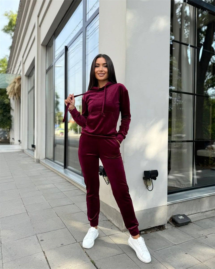 Kvinnelig elegant fløyels loungewear-sett med hette og elastiske mansjetter Skjora