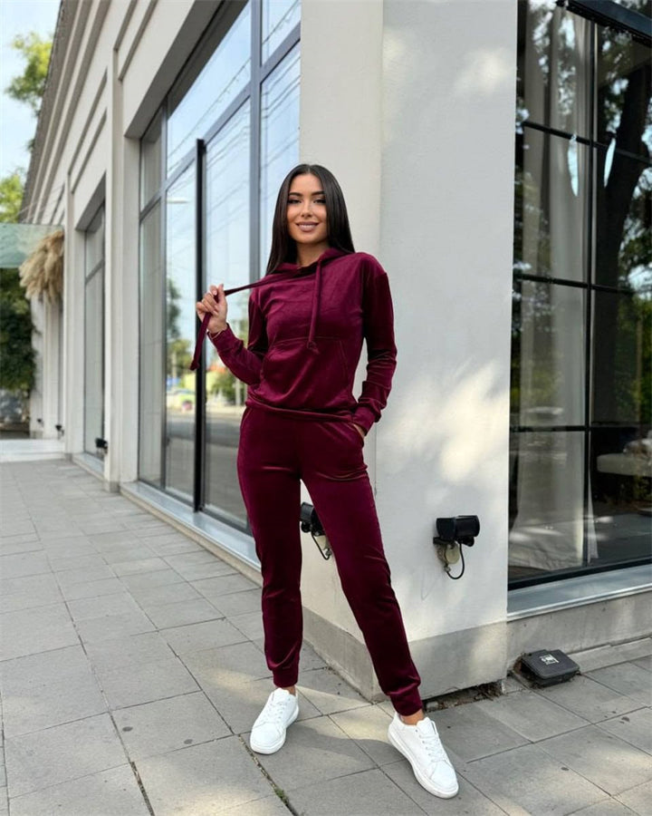 Kvinnelig elegant fløyels loungewear-sett med hette og elastiske mansjetter Skjora