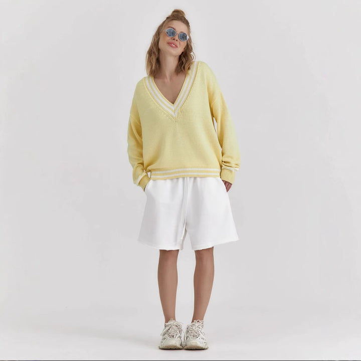 Kvinnes Oversized Strikkegenser med V-hals og Sporty Detaljer Skjora