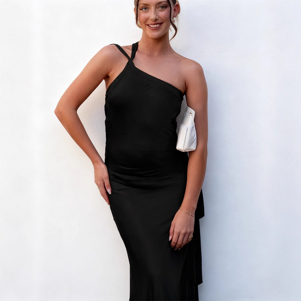 Dame elegant maxi kjole med asymmetrisk halterdesign og skimrende sateng Skjora