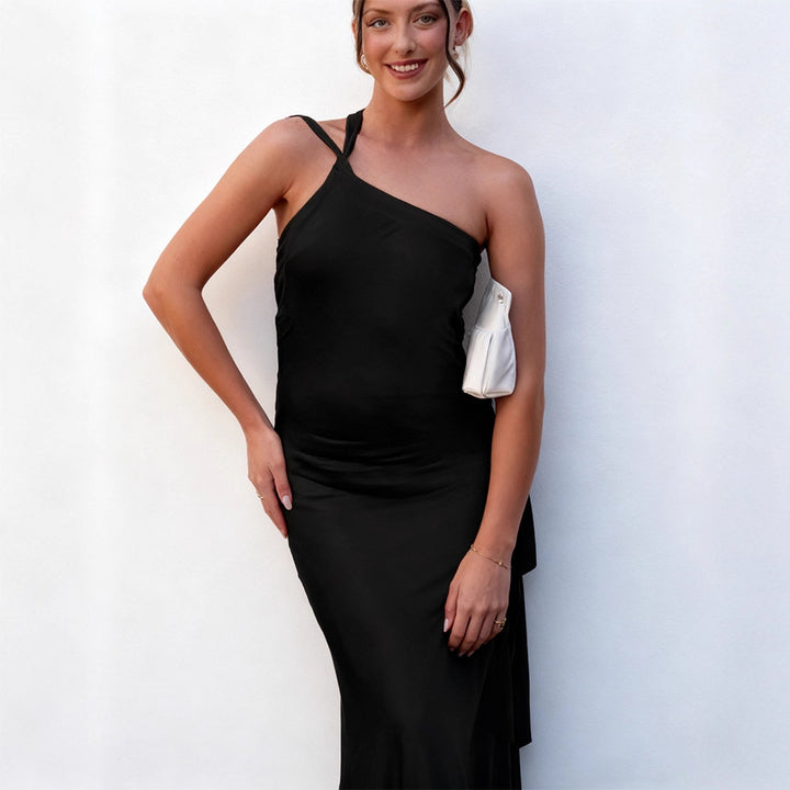 Dame elegant maxi kjole med asymmetrisk halterdesign og skimrende sateng Skjora