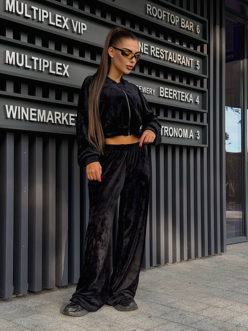 Kvinnes sportlige loungewear-jakke med glidelås og trendy vide bukser Skjora