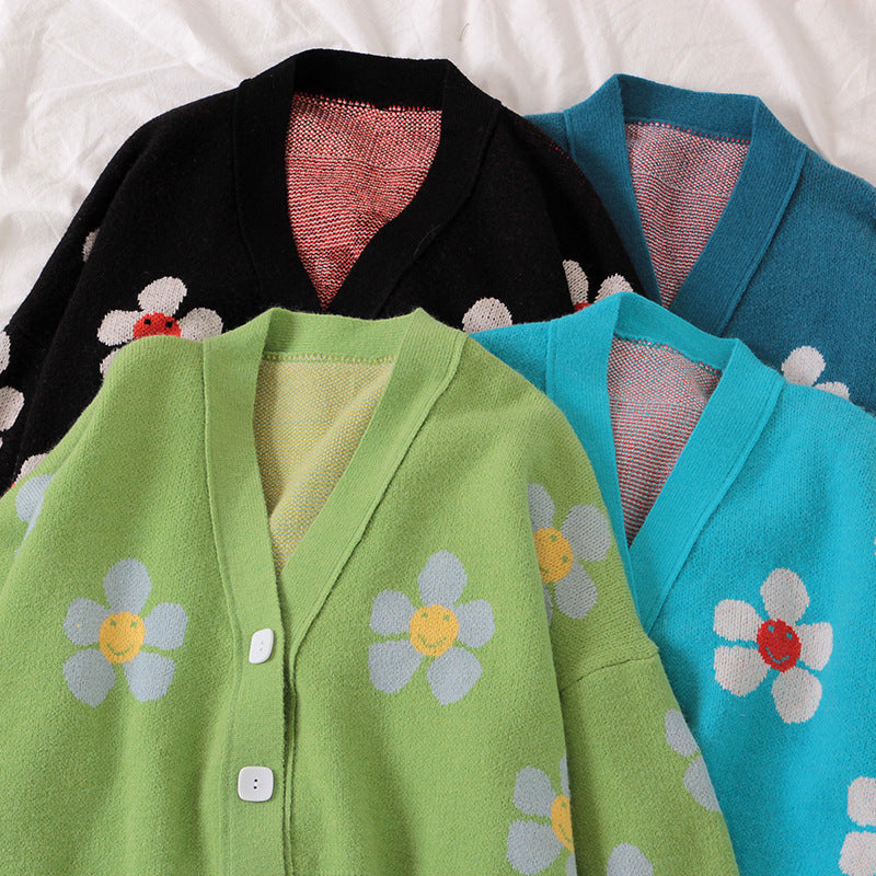 Kvinnes chunky strikk cardigan med blomstermønster og knappedetaljer Skjora
