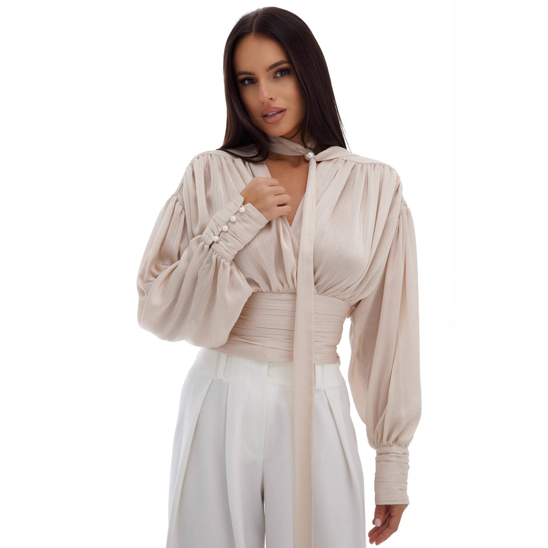 Kvinnebluse med voluminøse ermer og elegante perleknapper Skjora
