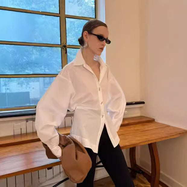 Kvinne designer bluse med voluminøse ermer og utsøkte knappdetaljer Skjora