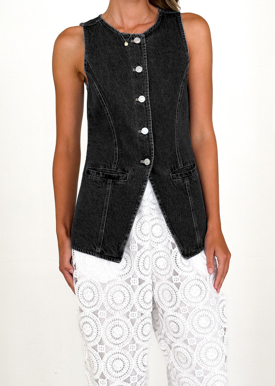 Kvinnes jeans vest i en moderne passform og praktiske lommer