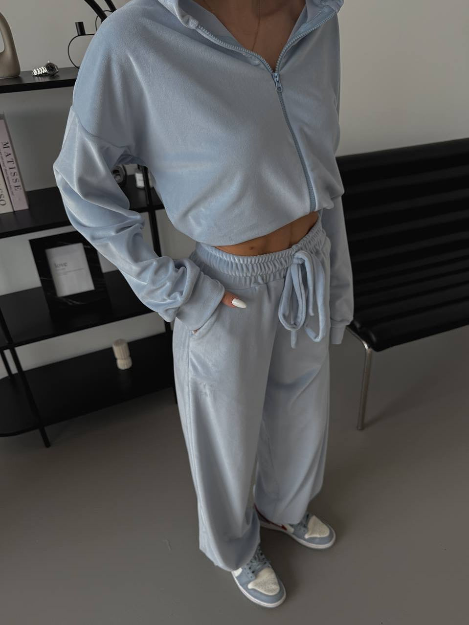 Kvinnelig elegant velour lounge-sett med cropped jakke og vid passform Skjora