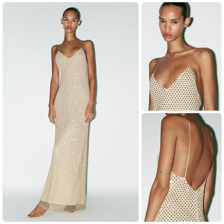 Kvinnens elegante maxi-kjole med intrikate mesh-detaljer og tynne spaghetti-stropper