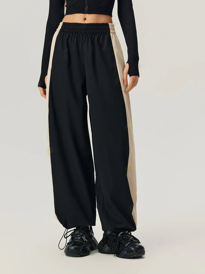 Kvinnenes sporty fritidsbukser med trendy snitt og sidekontrastpaneler Skjora