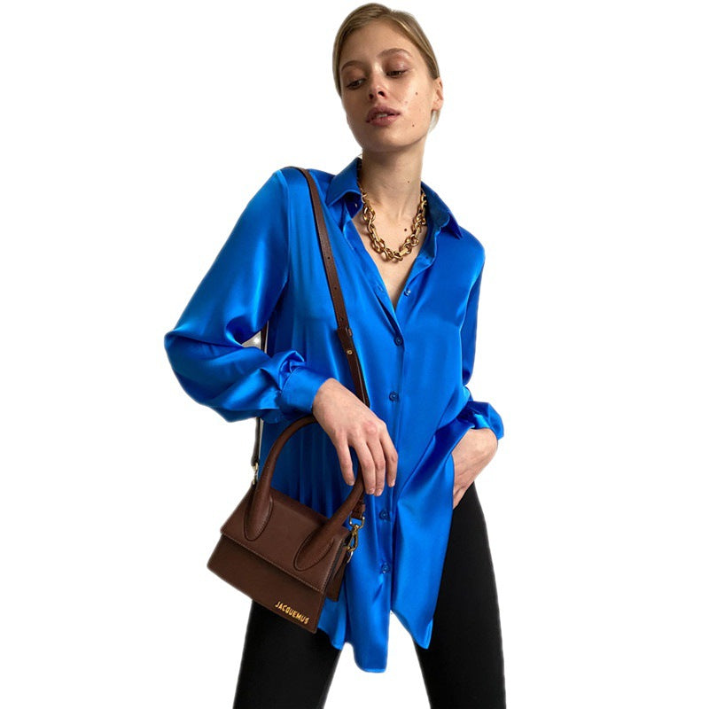Damens elegante satinbluse med dyp V-hals Skjora