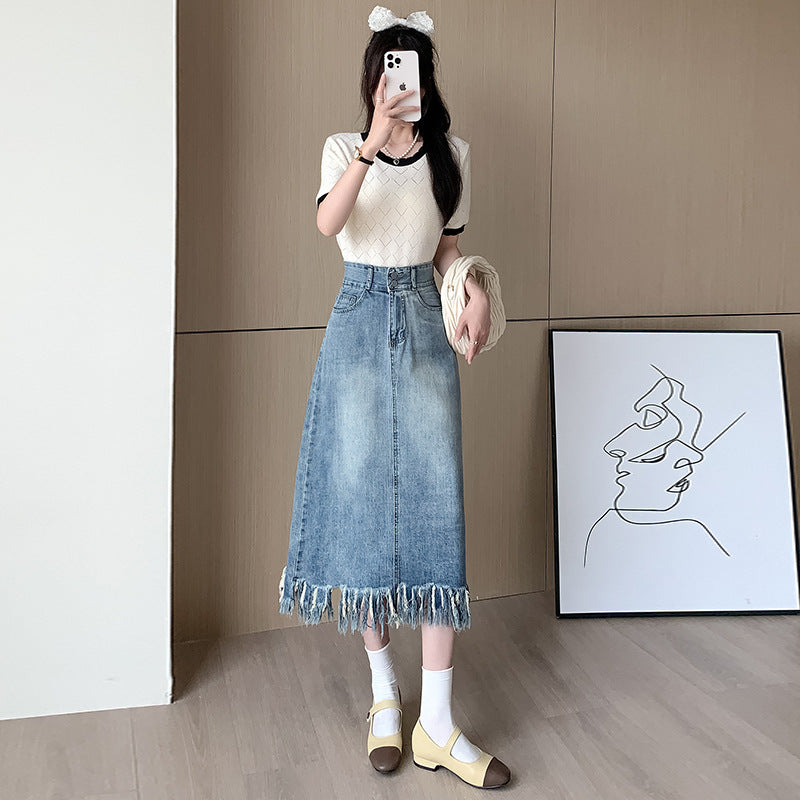 Kvinnens denim midi skjørt med frynset kant Skjora