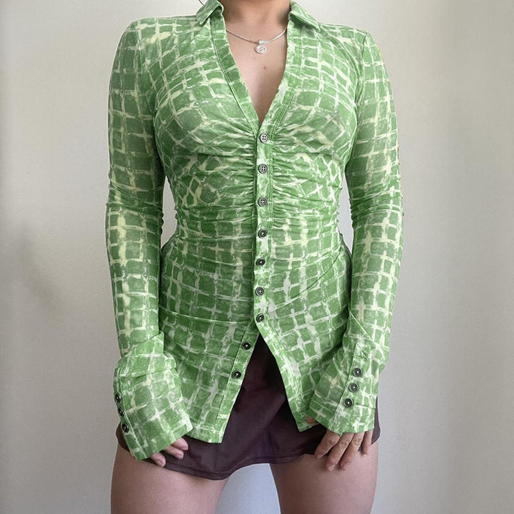 Damer tilpasset bluse med sofistikert volangdesign og elegant knappelukking