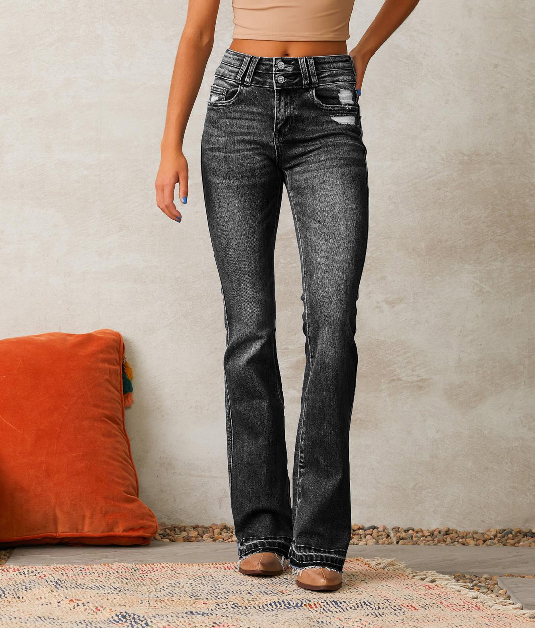 Kvinnelige flared jeans med høy midje og fashionable ødelagt effekt Skjora