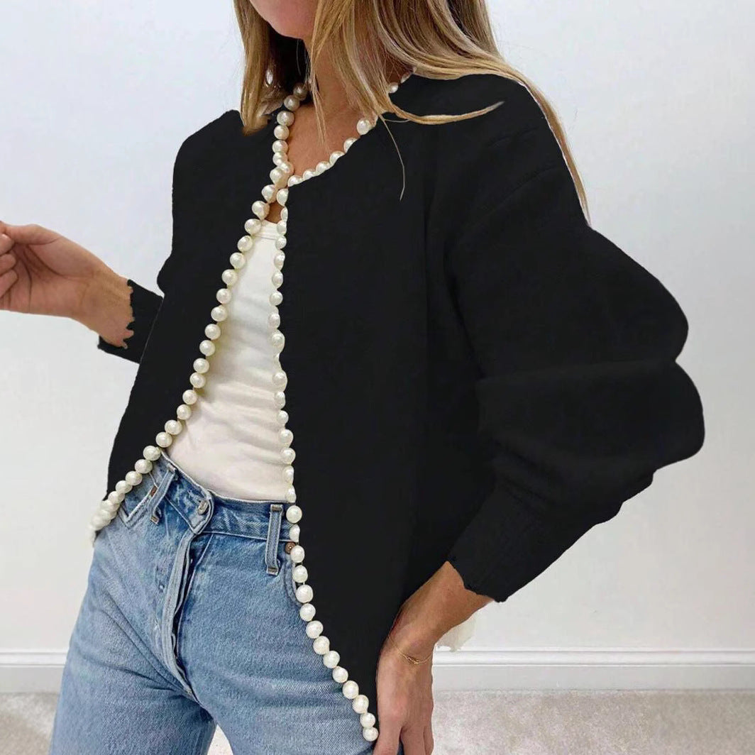 Kvinnes elegant cardigan med perle-dekorert knapdetailjer og moderne snitt Skjora