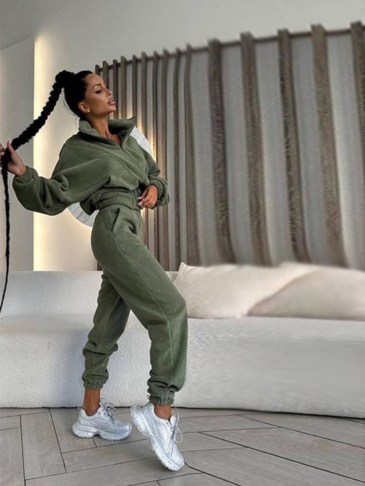 Kvinnens fashionable jumpsuit med dyp utringning og behagelig passform Skjora