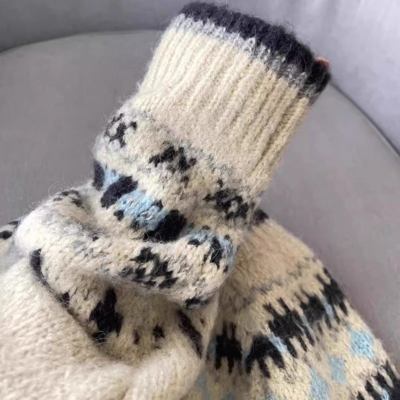 Kvinnens cardigan med tradisjonelt norsk mønster og høykvalitets knapper Skjora