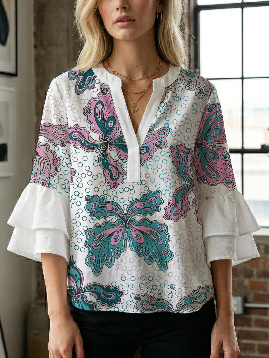 Damebluse med voluminøse puffermer og kreativt blomstermønster Skjora