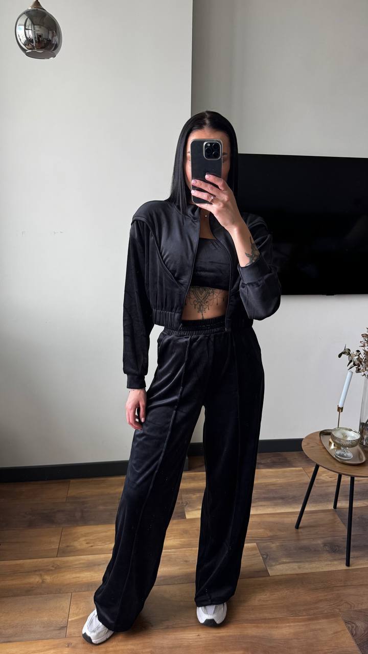 Kvinnes loungewear sett laget av luksuriøs velur med kort jakke og brede bukser