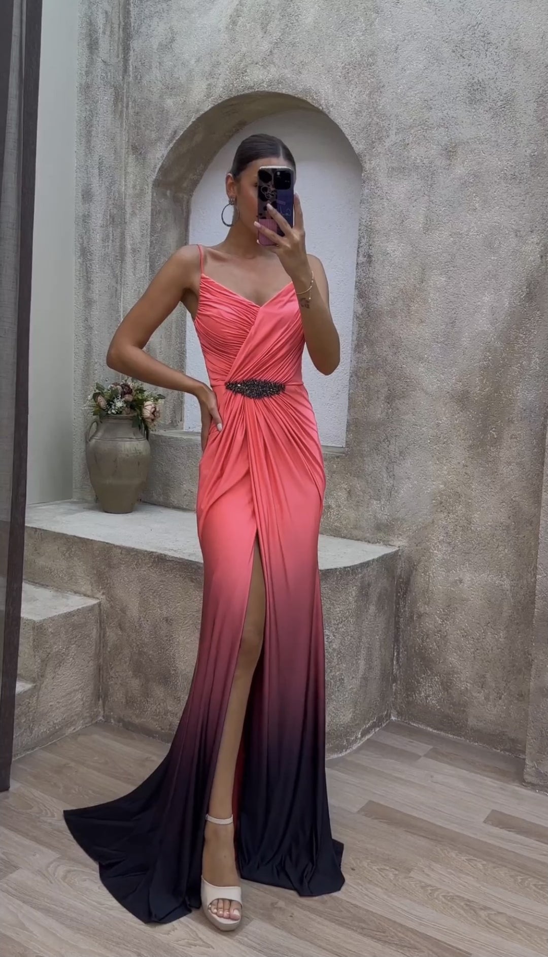 Dame Elegant Maxi Kjole med Dyp Splitt og Glitrende Detaljer Skjora