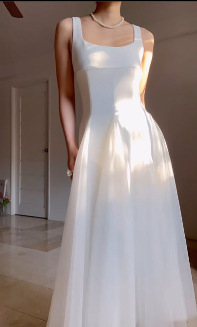Damekvelds kjole med stilfull A-linje og elegant chiffon overlay Skjora