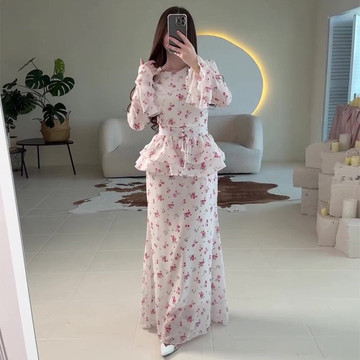 Kvinne maxi kjole med voluminøs peplum og blomsterdetaljer