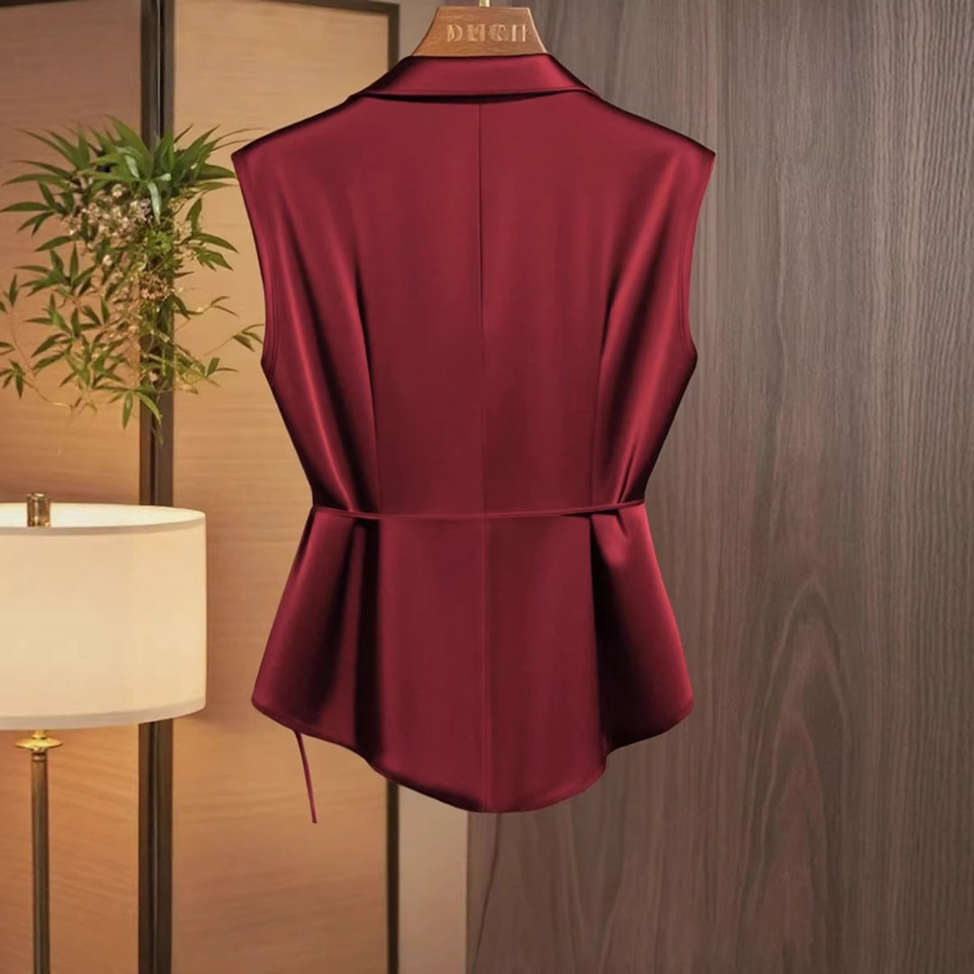 Damebluse med elegant innpakningsdesign og flytende satinfølelse Skjora