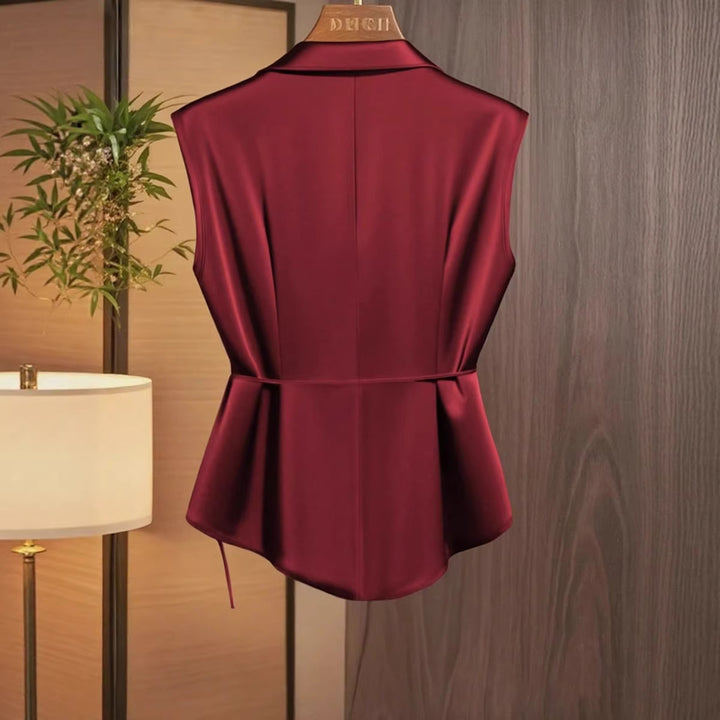 Damebluse med elegant innpakningsdesign og flytende satinfølelse Skjora