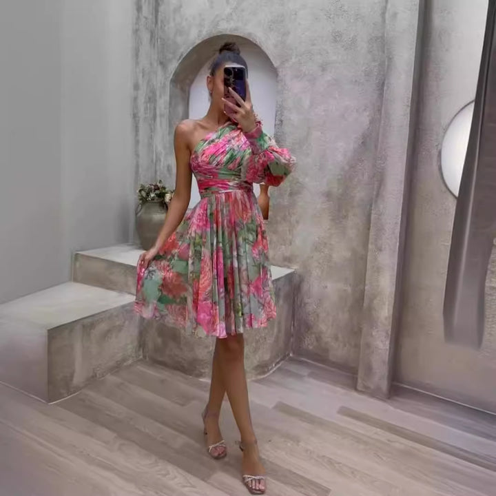 Kvinne Flowing Floral Dress med Asymmetrisk Design og Volangdetaljer Skjora