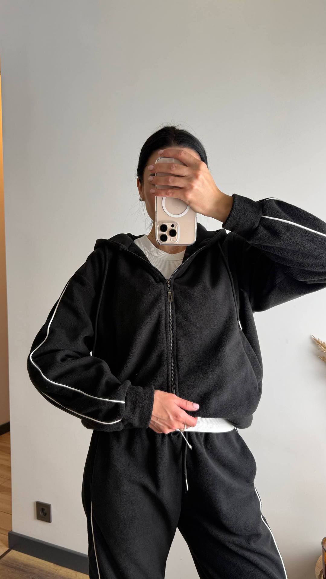 Kvinnelig sporty fleece treningsdrakt sett med glidelås og sidestrimler Skjora