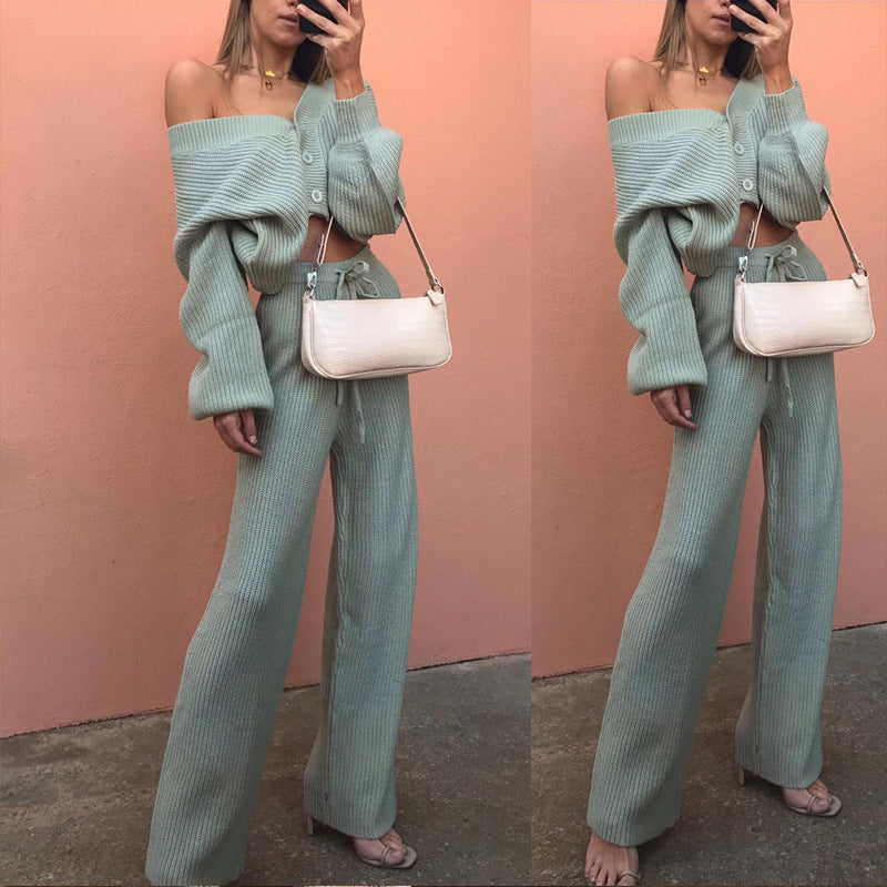 Kvinnens strikkede lounge sett med cropped topp og vide bukser Skjora